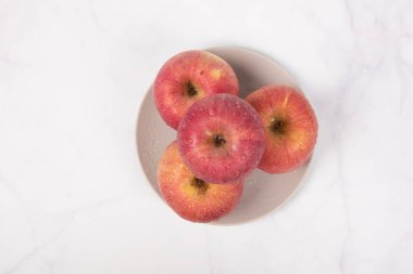 kırmızı elmalar beyaz arkaplanda izole edilmiş