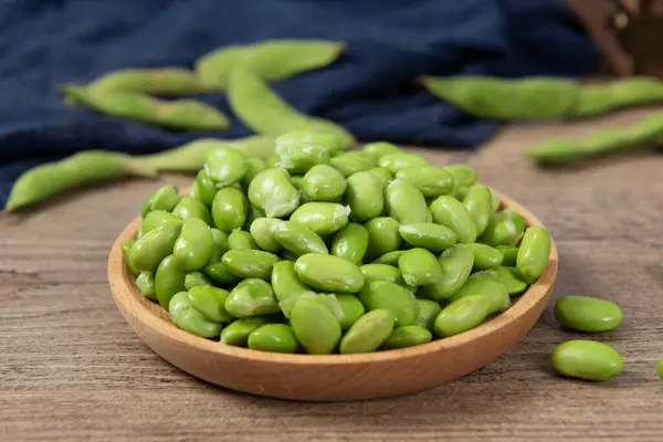 Soja Verde Cruda Plato Sobre Fondo Madera Habas Frescas — Foto de Stock