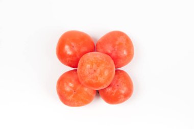 Beyaz arkaplanda izole edilmiş olgun hurma kaki meyvesi