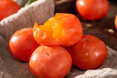 Hurma dilimleri. Olgun portakal hurması. Taze Kaki 'ye yakın. 