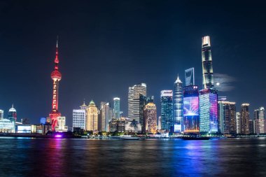 İnanılmaz bir gece Şangay silüeti ve renkli ışıklar, Pudong, Çin, Asya