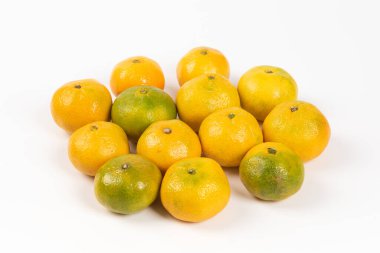 Beyaz arka planda izole edilmiş taze mandalinalar