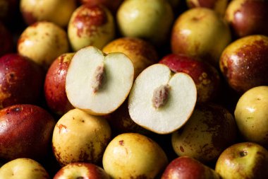 Dilimlenmiş jujubların arkaplanını kapat