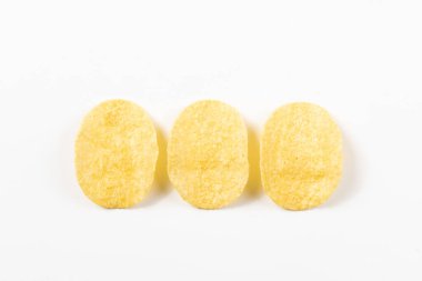 Kırpma yolu ile beyaz arkaplanda izole edilmiş patates cipsi grubu