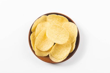 Kırpma yolu ile beyaz arkaplanda izole edilmiş patates cipsi grubu