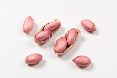 Beyaz arka planda izole edilmiş çiğ fıstık.
