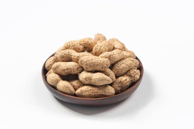 Beyaz arka planda izole edilmiş çiğ fıstık.