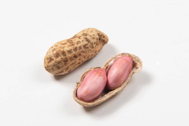 Beyaz arka planda izole edilmiş çiğ fıstık.