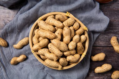 Ahşap arka planda çiğ fıstık