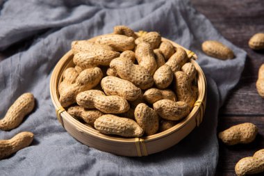 Ahşap arka planda çiğ fıstık