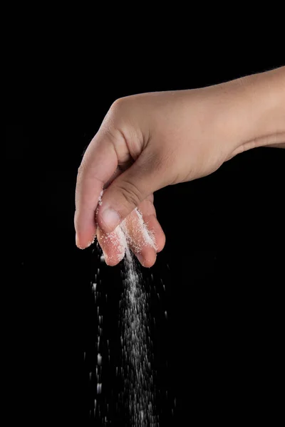 Mão Masculina Polvilha Sal Sobre Fundo Preto Conceito Cozinha — Fotografia de Stock