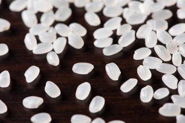 Ahşap zemin üzerinde çiğ pirinç tanelerini yakın çekim