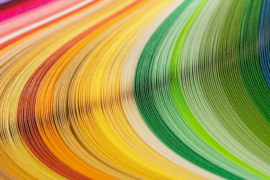 gökkuşağı renkli kağıt kompozisyonu. Renkli spektrum pankartı. Renkli çizgili kalıp arkaplanı.