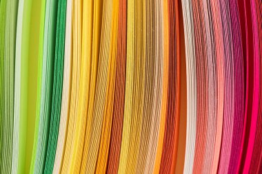 gökkuşağı renkli kağıt kompozisyonu. Renkli spektrum pankartı. Renkli çizgili kalıp arkaplanı.