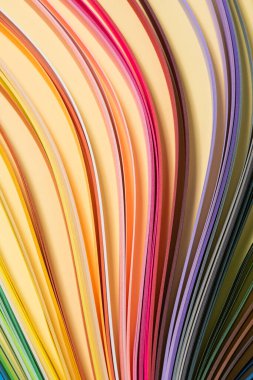 gökkuşağı renkli kağıt kompozisyonu. Renkli spektrum pankartı. Renkli çizgili kalıp arkaplanı.