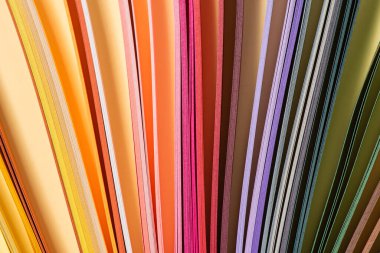 gökkuşağı renkli kağıt kompozisyonu. Renkli spektrum pankartı. Renkli çizgili kalıp arkaplanı.