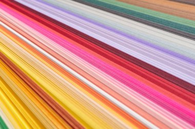 gökkuşağı renkli kağıt kompozisyonu. Renkli spektrum pankartı. Renkli çizgili kalıp arkaplanı.