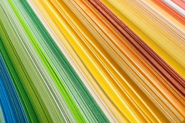 gökkuşağı renkli kağıt kompozisyonu. Renkli spektrum pankartı. Renkli çizgili kalıp arkaplanı.