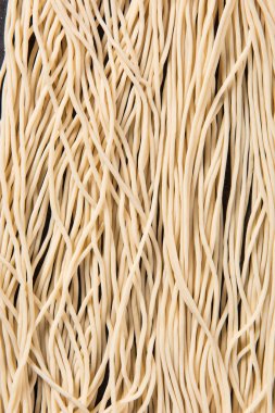 Çiğ erişteyi kapat. Kurutulmuş çiğ erişte dokusu.