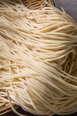 Çiğ erişteyi kapat. Kurutulmuş çiğ erişte dokusu.