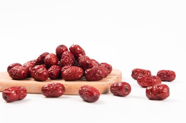 Beyaz arka planda izole edilmiş kurutulmuş Çin kırmızı hurmaları yığını.