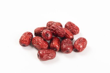 Beyaz arka planda izole edilmiş kurutulmuş Çin kırmızı hurmaları yığını.