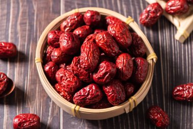 Jujube, Çin kurutulmuş kırmızı hurma meyvesi masada.
