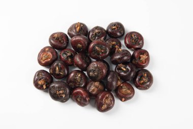 Su Kestanesi beyaz arkaplanda izole