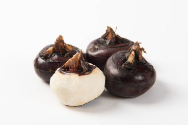 beyaz arkaplanda izole edilmiş kırpma yolu ile su kestanesi