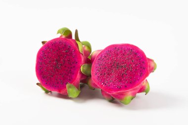 Beyaz arka planda yarı soyutlanmış ejderha meyvesi