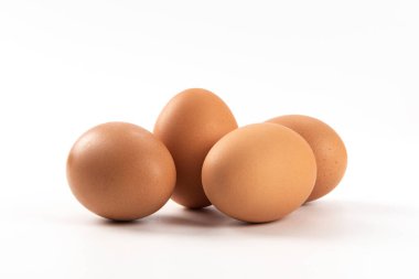 Beyaz arka planda çiğ kahverengi tavuk yumurtası.