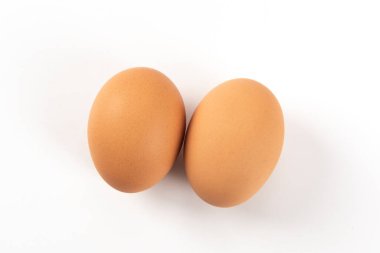 Beyaz arka planda çiğ kahverengi tavuk yumurtası.