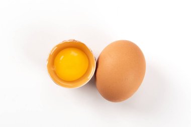 Beyaz arka planda çiğ kahverengi tavuk yumurtası.