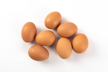 Beyaz arka planda çiğ kahverengi tavuk yumurtası.