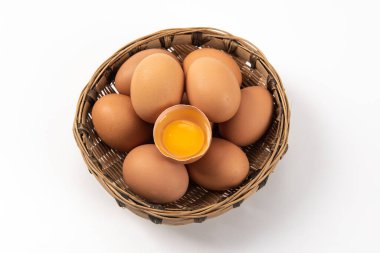 Beyaz arka planda çiğ kahverengi tavuk yumurtası.