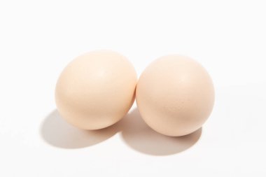 Beyaz arka planda çiğ tavuk yumurtası.