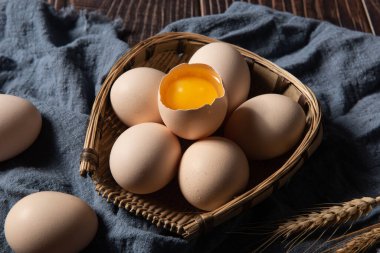 Ahşap bir arka planda taze çiftlik yumurtaları