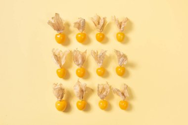 Cape Gooseberry sarı arka planda izole edilmiş. Kesme yolu.