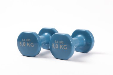 Beyaz arkaplanda iki mavi dambıl var.