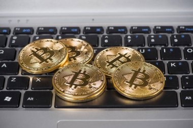 Dolar banknotunun arka planında Sanal Bozukluklar Bitcoins