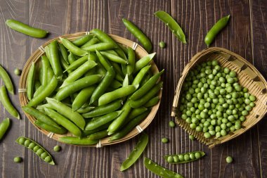 Ahşap arka planda yeşil bezelye fasulyesi