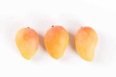 Beyaz arka plan üzerinde izole olgun taze mango meyve