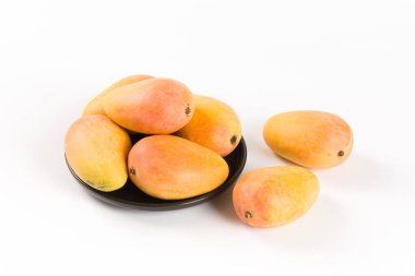 Beyaz arka plan üzerinde izole olgun taze mango meyve