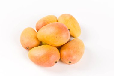 Beyaz arka plan üzerinde izole olgun taze mango meyve