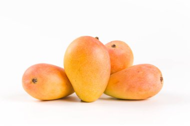 Beyaz arka plan üzerinde izole olgun taze mango meyve