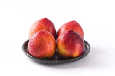 Beyaz arka planda izole edilmiş bütün nektarin meyve grubu