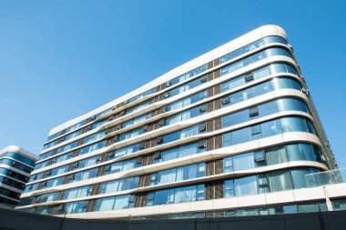 Gökyüzü olan modern ofis binası