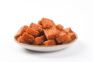 Çin sokak atıştırmalıkları. Baharatlı makale, beyaz arka planda baharatlı glüten latiao.