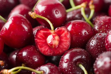 Dilimlenmiş arkaplanı olan olgun kiraz meyvelerini kapatın..