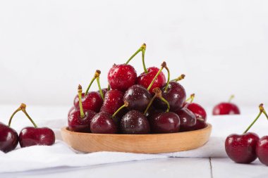 Ahşap arka planda kiraz meyvesi.